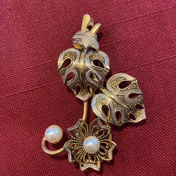 Gold leaf pearl style brooch pin - Picture 3 of 6